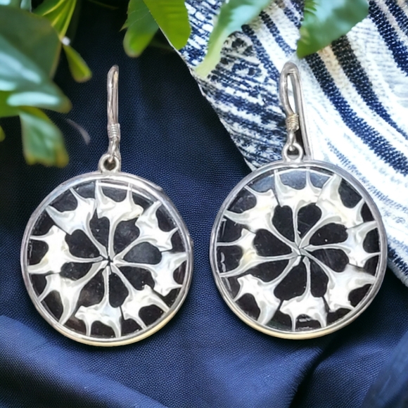 925 Sterling Silver Natural Trochoidea Top Shell Inlaid Black Resin Earrings - Picture 1 of 7